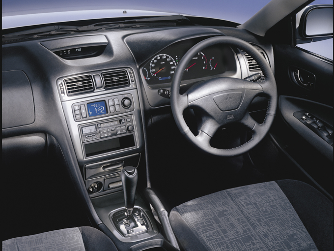 ▲運転席まわりのスイッチ類の視認性・操作性にも配慮し、機能的で上質感の
あるデザインにスポーティテイストが加味されている