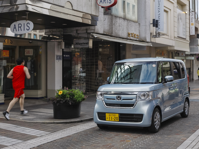 ▲コンパクトなサイズだから運転もしやすいし、燃費も良いし維持費も安い軽自動車。特に最近の軽自動車は1Lクラスの車と乗り比べても、乗り心地は遜色ない