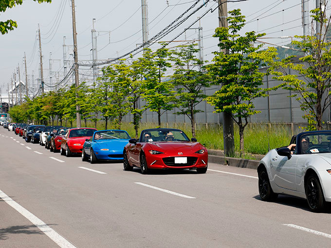 ▲周辺道路の迷惑にならないよう素早く誘導され会場入りするロードスターたち