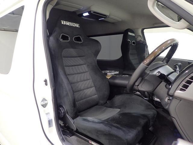 ▲運転席と助手席にはBRIDEのバケットシートが装着されています。長距離の運転でも疲れにくくなり、うれしい装備です