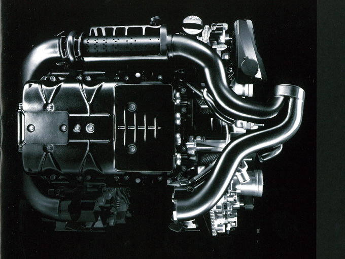 ▲搭載されるエンジンはスーパーチャージャー付き4.4L V8エンジン。最高出力446psを発生し、静止状態から5秒弱で約96km/hに達する加速力を実現 