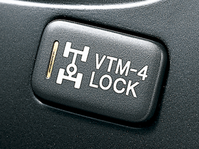 ▲VTMロックスイッチを入れると、駆動力の配分を前後輪でほぼ50:50で固定。ぬかるみなどからの脱出性が向上する