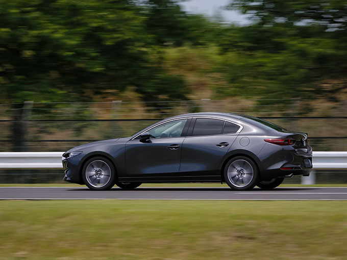 ▲マツダ MAZDA3セダン