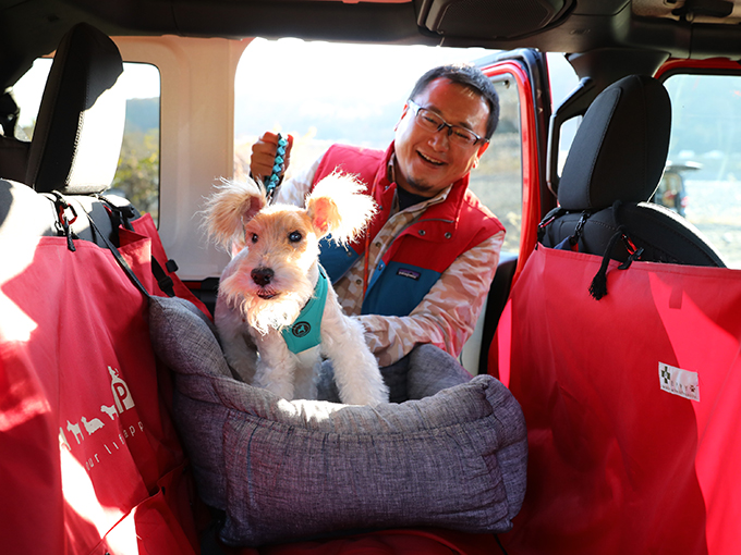 愛犬を車に載せる小倉さん