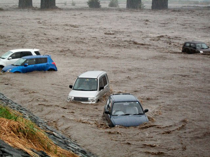 ▲「河川が氾濫して車が水没した」という台風被害は決して少なくない。自分の命はもちろん、大切に愛車を守るためにすべきこととは？