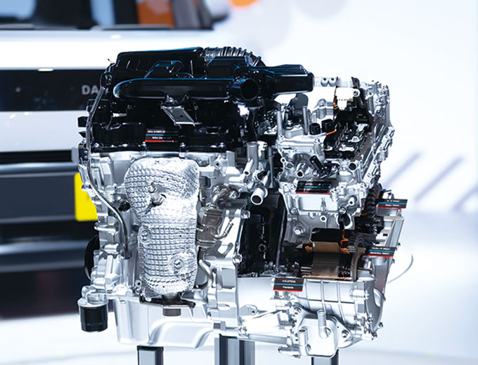 ▲2025年のジャパンモビリティショーで展示された、軽自動車用の「eスマートハイブリッド」のコンポーネンツ。モーターとエンジンが直結配置されている点が見どころで、開発関係者は「ミリ単位の設計に苦労した」と話していた