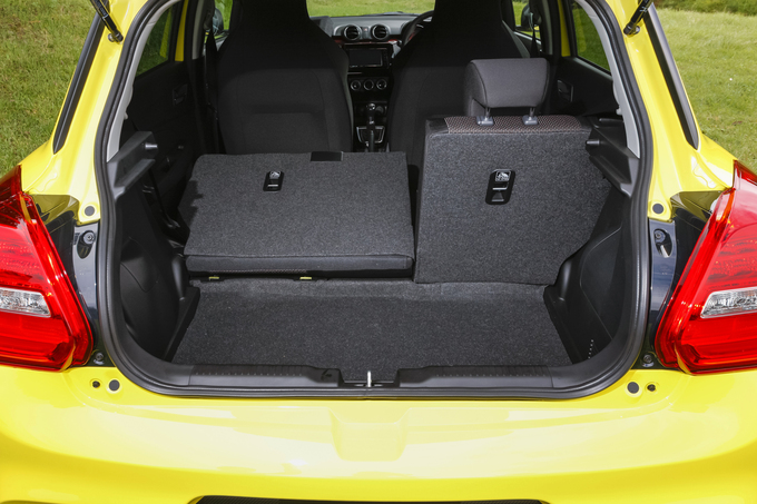 スイフト スポーツのリアハッチと荷室